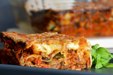 Frische hausgemachte vegetarische Lasagne mit Zucchinis, Auberginen und Paprika gefüllt, mit einer knusprigen Käsekruste