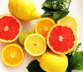 Fototapeta na wymiar lemons and oranges, slice of fresh citrus 