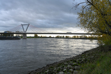 Rhein Landschaft Flughafenbrücke