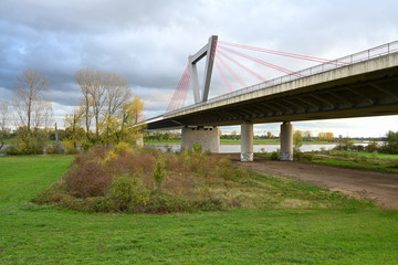 Rhein Landschaft Flughafenbrücke