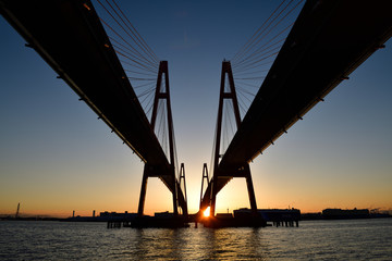 Fototapeta premium 名港西大橋からの日の出