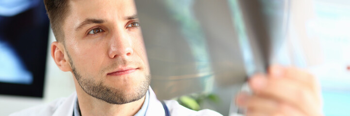 Obraz premium Doctor looking for sciagram