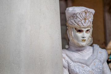 portrait de femme costumé de blanc au carnaval de Venise en Italie