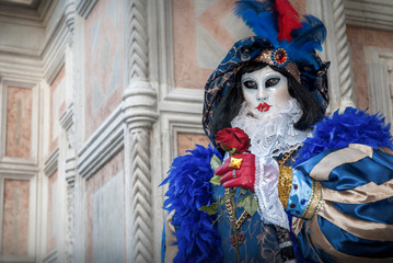 Fototapeta premium portrait d'un homme costumé de bleu au carnaval de Venise en Italie