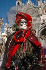 Fototapeta na wymiar portrait de femme costumé de rouge au carnaval de Venise en Italie