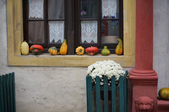 Prichsenstadt - Herbstdeko auf Sitzkonsole in der Luitpoldstra&szlig;e