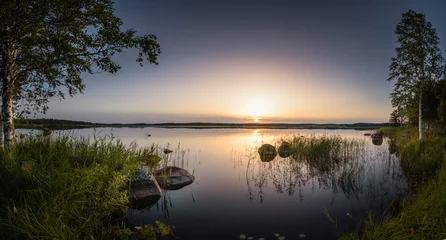 Beruhigen und entspannen Sie sich bei Sonnenuntergang über dem großen Sumpfsee in Estland © Wouter