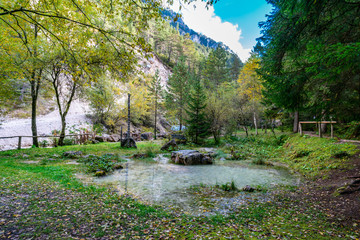 Obraz premium Beautiful autumn view of the outdoors exhibition of the naturparkhaus Schlern-Rosengarten museum with the Tschaminbach river in the background