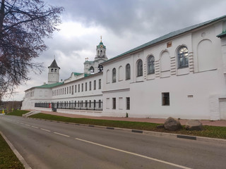 Fototapeta premium Road along the historical center Yaroslavl. Yaroslavl Kremlin.
