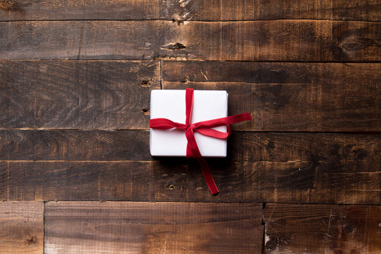 Regalo navide&ntilde;o sobre fondo de madera
