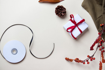 Flat lay con regalos y elementos otoñales