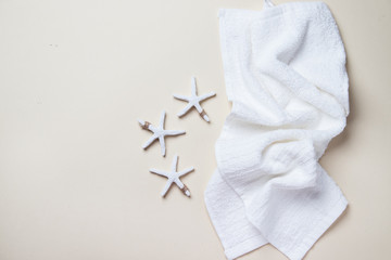 Estrellas de mar y toalla blanca sobre fondo liso