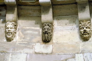 Détail de tête en pierre sculptées. Pont Neuf. Paris.