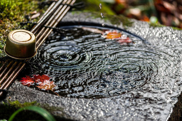 神社の手水舎の柄杓と水紋