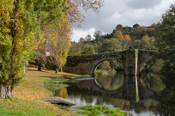 Fototapeta na wymiar Puente medieval sobre el rio Arnoia en Otoño. Allariz, Ourense. Galicia, España.