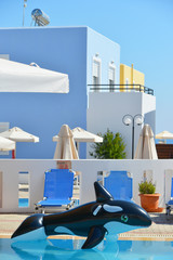 Pool mit Orka als Schwimmhilfe in einer Urlaubsresidenz in typischer Architektur auf der griechischen Insel Rhodos © Hermann