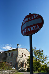 Obraz premium Red sign private property in Italy. A house in the background.
