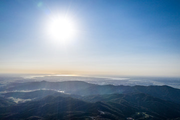 筑波山の山頂から見た筑波連山の山並みと遠方の霞ヶ浦 茨城県 早朝