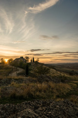 Fototapeta na wymiar puesta de sol en lo alto de una ermita