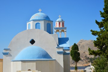 Friedhof von Emborios oder Imborios mit typischer blauweißer Kapelle auf der griechischen Insel Chalki (Halki) 9 km nördlich von Rhodos