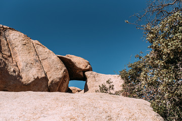 Felsen im S&uuml;dwesten der USA - wandern unter blauem Himmel