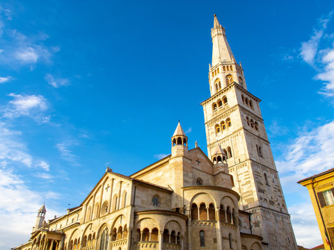 Il Duomo di Modena e la Torre campanaria, la Ghirlandina, con cielo blu, Italia