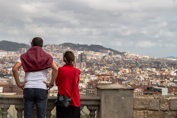 Obraz na płótnie Canvas couple on the panoramic view of barcelona