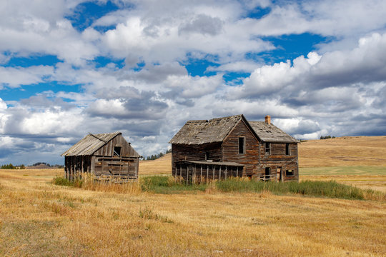 Abandoned Farm House and Shed Near Molson, Washington