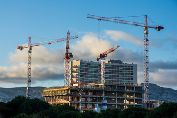 Site de construction avec quatre grues
