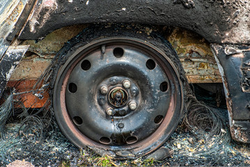 Fototapeta premium voiture calcinée dans un pré 3