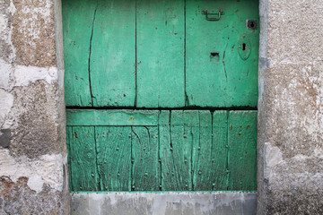 Puerta de madera verde antigua
