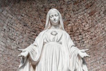 Statue in stone of Virgin Mary © KYNA STUDIO