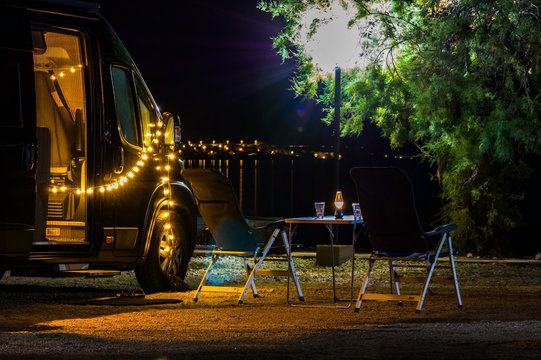 Wohnmobil beleuchtet am Strand