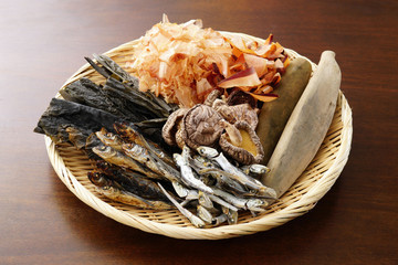 昆布、焼きあご、煮干し、乾しいたけ、鰹削り節、枯本節