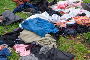 vêtements, habits, pantalon, chemise, robe, jupe, chaussures, sac à main, recyclage, recycler,...