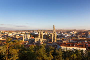 Fototapeta na wymiar Vista panorámica de la ciudad de Burgos y su catedral al atardecer. España
