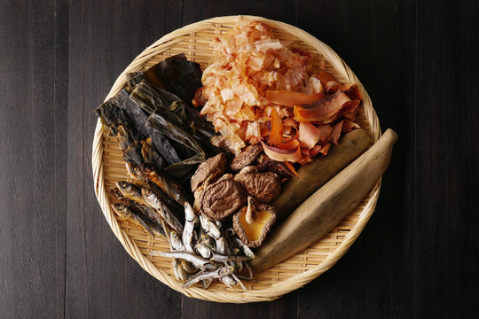 昆布、焼きあご、煮干し、乾しいたけ、鰹削り節、枯本節
