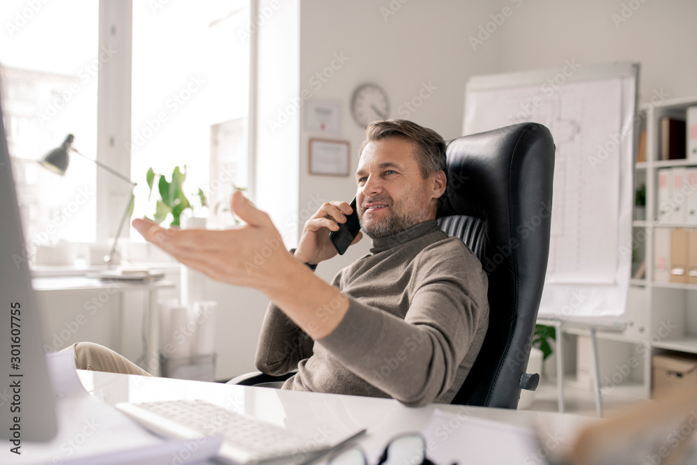 Aufkleber successful entrepreneur or agent with smartphone by ear while consulting client