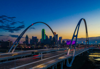 Dallas skyline at twilight over bridge - obrazy, fototapety, plakaty