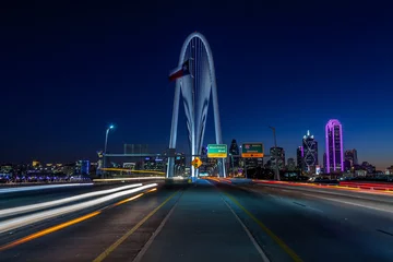 Papier Peint photo Autoroute dans la nuit Skyline de Dallas avec trafic de nuit