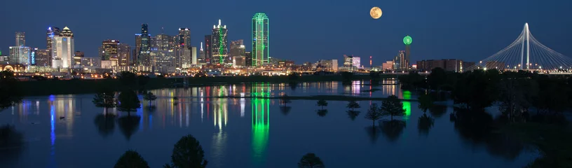 Gordijnen Dallas skyline reflecting in river with full moon © Steve Salis Media