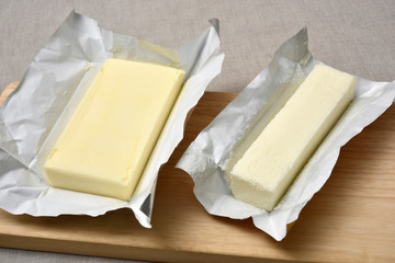 White and yellow butter on wooden cutting board   白いバターと黄色のバター