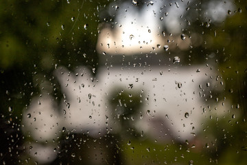 Tropfen auf der Fennsterscheibe