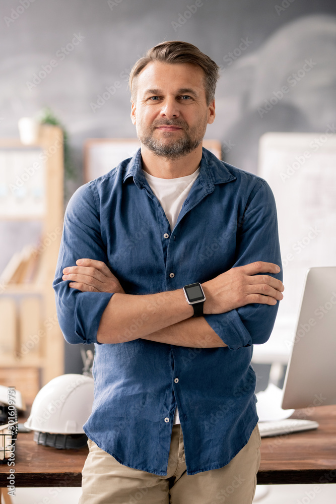 Poster Bearded smiling engineer with arms crossed on chest standing in front of camera