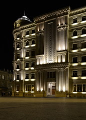 Fototapeta na wymiar old building at night