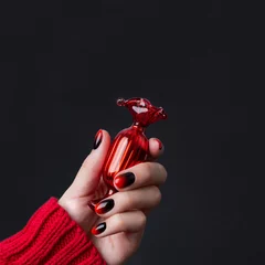 Foto op Plexiglas Female hand with red black ombre gradient nails in sweater © Darya Lavinskaya