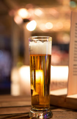 idealer Hintergrund, volles Bierglas, atmosphärisch fotografiert