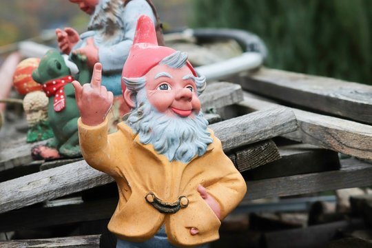 frecher Gartenzwerg mit ausgestrecktem Finger