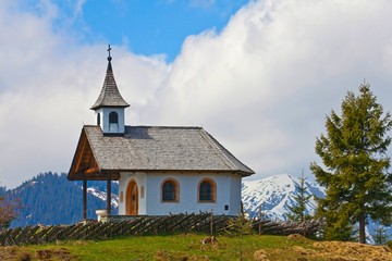 Fototapeta na wymiar Die Hirtenkapelle am Meislstein in Goldegg
