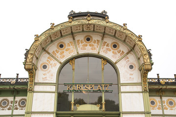 Jugendstil in Wien: Kuppel des der U-Bahn Station am Karlsplatz 